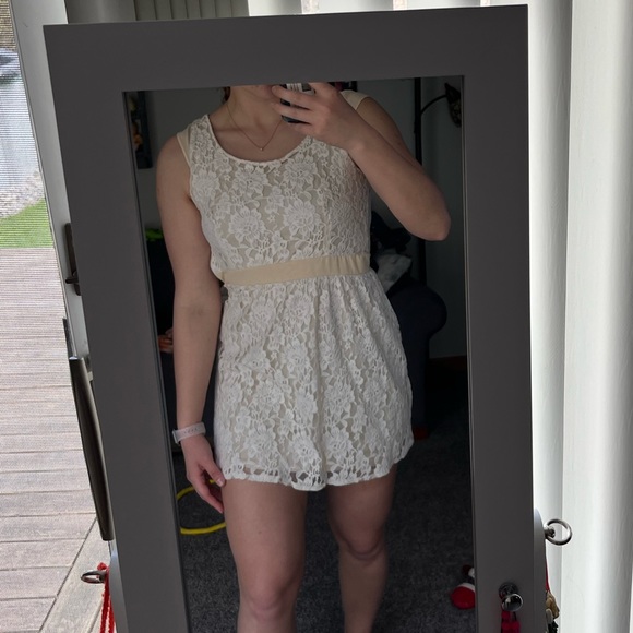 Beautiful American Eagle lace dress - Picture 4 of 4